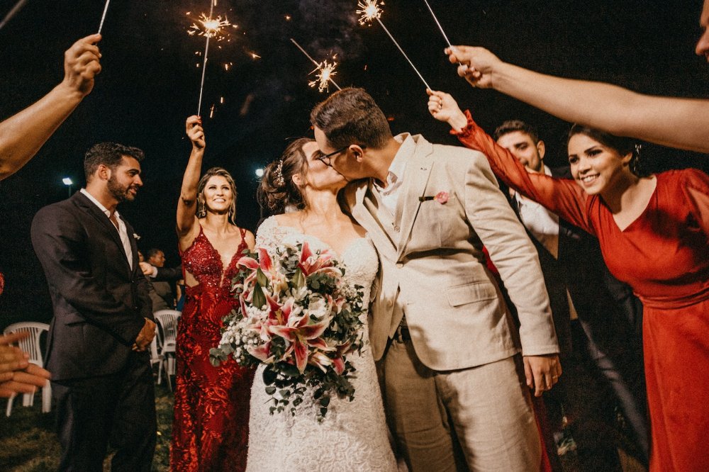 Baile de la boda de María y Luis con sus invitados rodeándoles